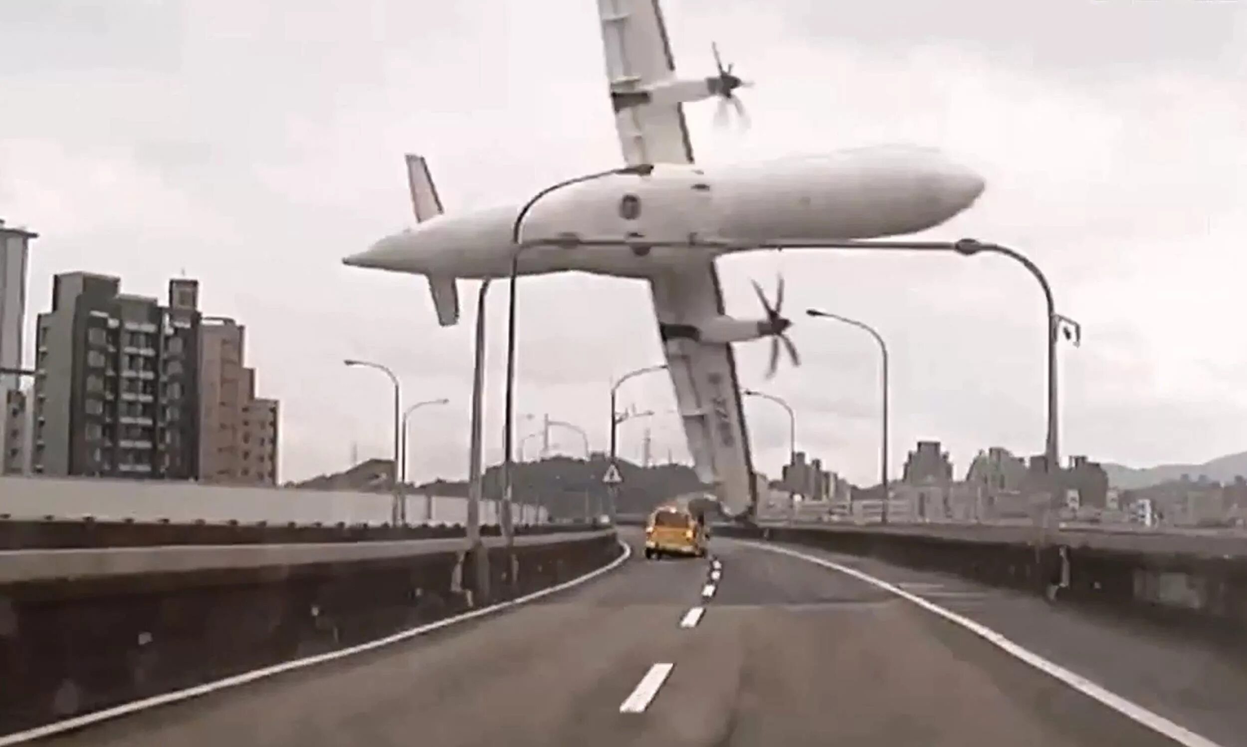 Самолет в реальной жизни. ATR 72 самолет крушение Тайбэе. ATR 72 катастрофа Тайвань. Катастрофа ATR 72 В Тайбэе. ATR 72 самолет грузовой.