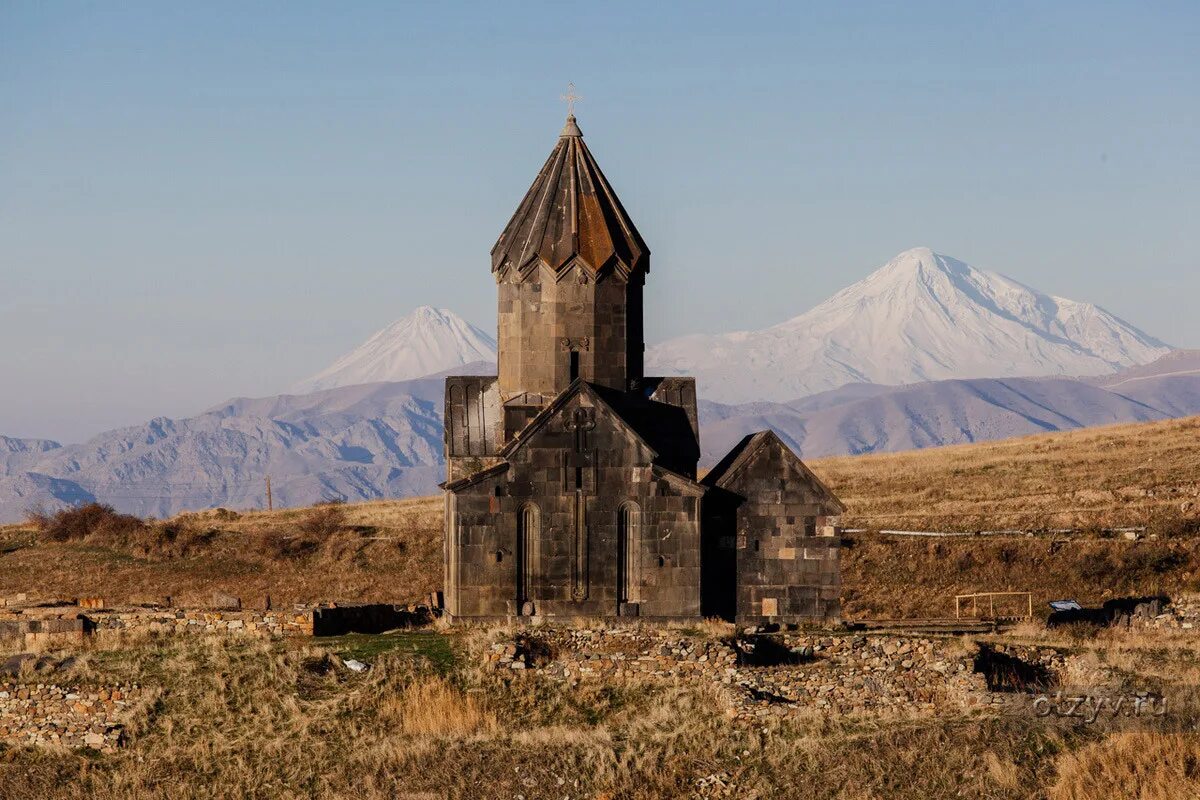 Армянские арм. Монастырь Танаат в Армении. Армянские церкви Армения манастир. Армянская Церковь Нораванк. Монастырь Цахац кар Армения.