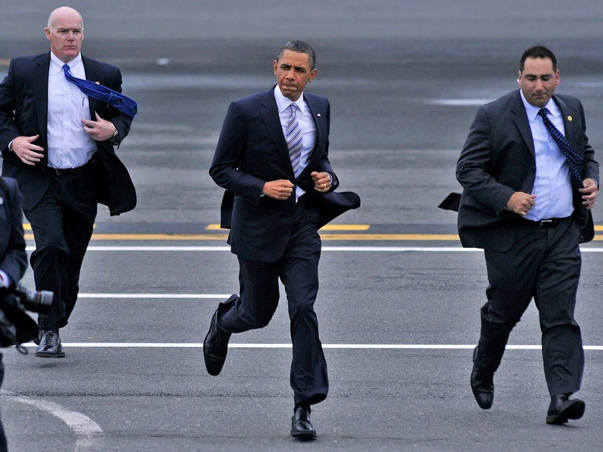 Сбежали чиновников. Телохранители президента США. Agent Secret service Obama. Охрана президента Америки. Телохранитель президента.