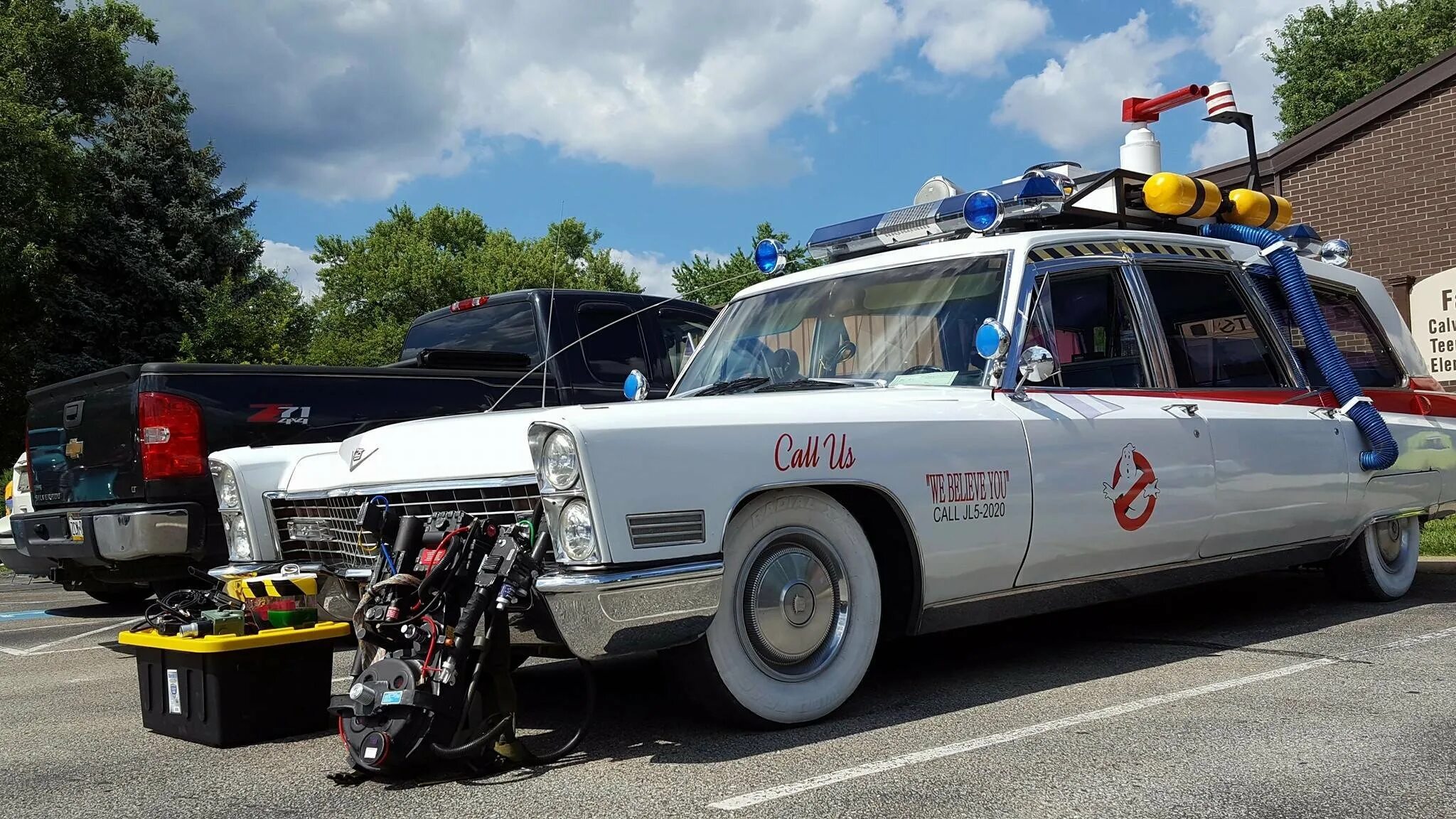 Экто 1 охотники за привидениями. Cadillac Ecto-1. Кадиллак New Ecto 1. Автомобиль охотников за привидениями Ecto-1.