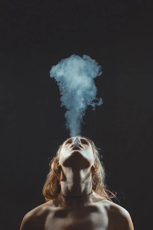 туман на черном фоне. дым. дым текстура. дым вверх. дым картинка.