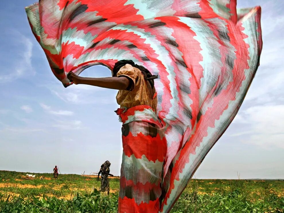 Unique culture. Знойный Африканский ветер. National Geographic одежда женская. Платок знойный ветер 18 на людях. Fashion Photography Nationality.