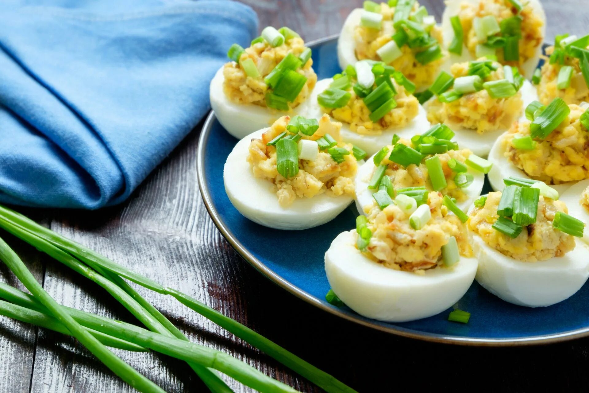 печенье из сахара и яиц. закуска из фаршированных яиц. фаршированные яйца. яйца фаршированные крилем. блюда из творога.