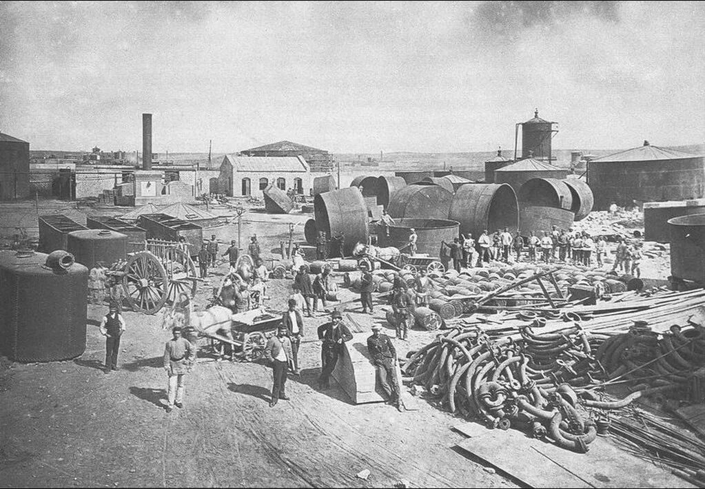 Нефтеперегонный завод Нобелей в Баку, конец 1880. Нефтяные заводы в Баку 19 век. Первый нефтепровод Шухова. Бакинское нефтедобыча 19 века. Завод начало 20 века