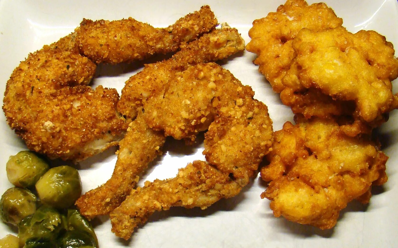 Frog legs. Лягушачьи лапки во Франции. Съедобные лягушачьи лапки. Жареные лягушачьи лапки. Приготовленные лягушачьи лапки.