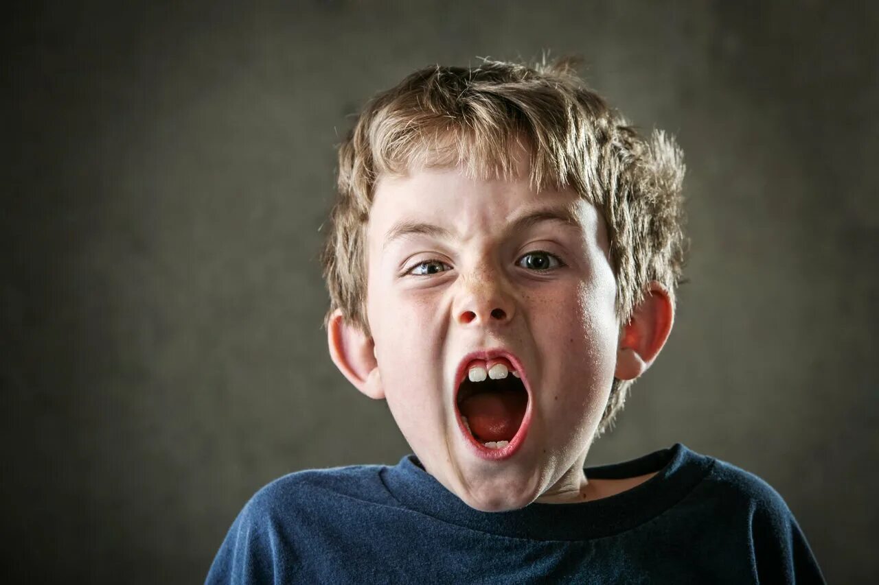 Дети очень агрессивны. Агрессивный ребенок. Агрессивный школьник. Кричащий ребенок. Ребенок в гневе.