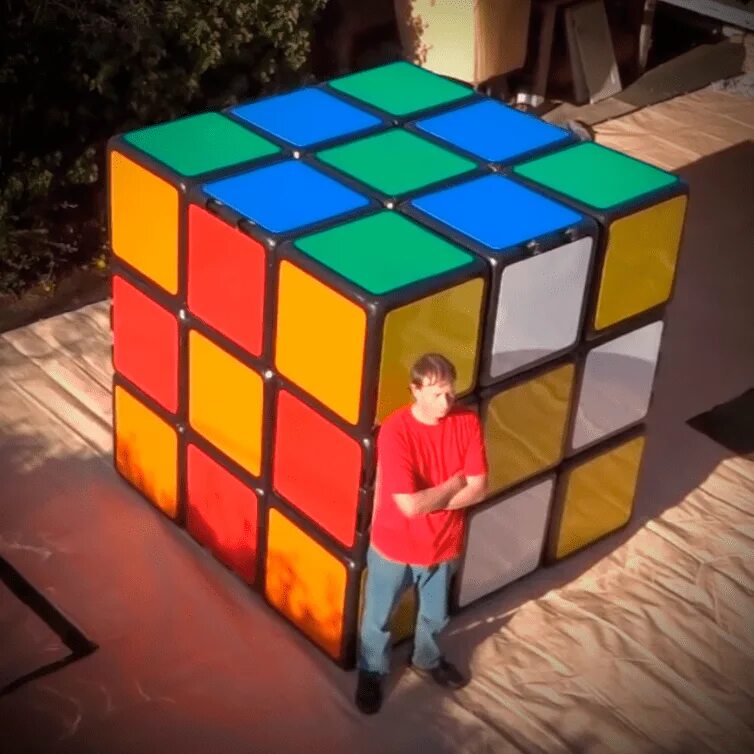 Самый большой куб Рубика 3х3 в мире. Самый большой кубик рубик в мире 3на3. Кубик рубик 3 на 3. Кубик рубик 3 на 3 гигантский.
