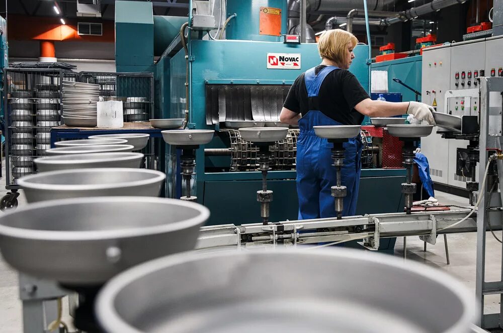 Где производится продукция. Металл посуда Кукмор завод. Заводы алюминиевой посуды. Производственный цех. Производство посуды цех.