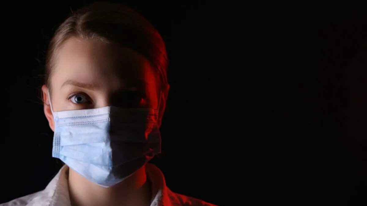 Новая инфекция 2020. Красивые глаза медсестры в маске.