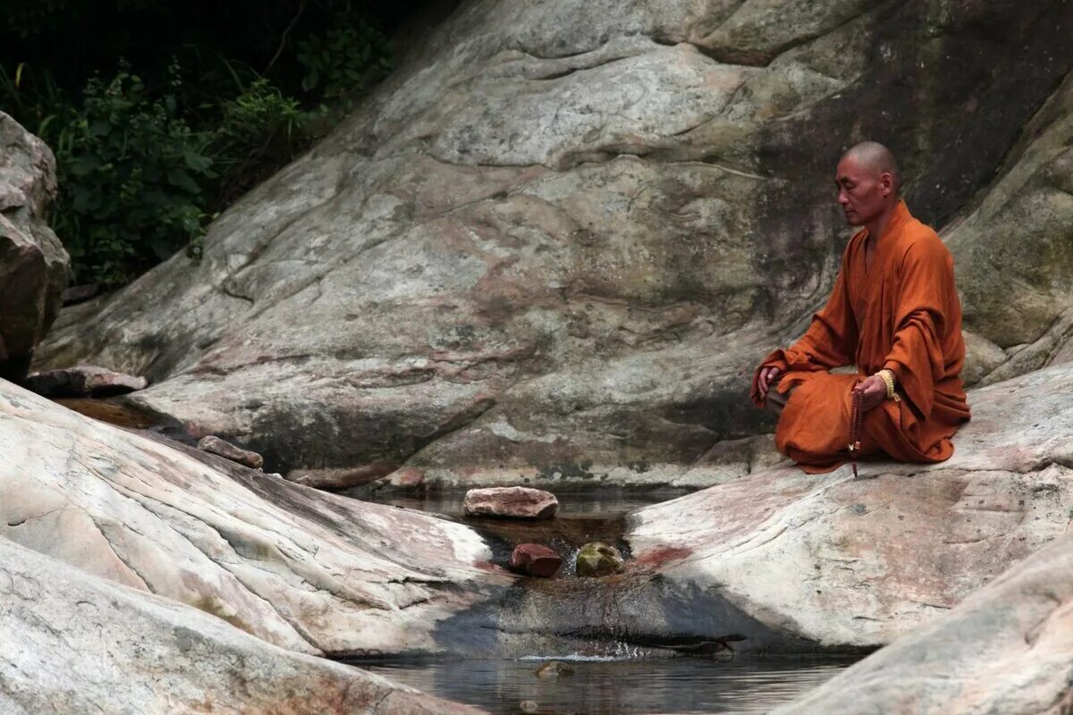 Ученик даос и почтенный наставник. Будда Шаолинь. Буддизм Шаолинь. Буддистский монах Тибет. Буддистский монах отшельник.
