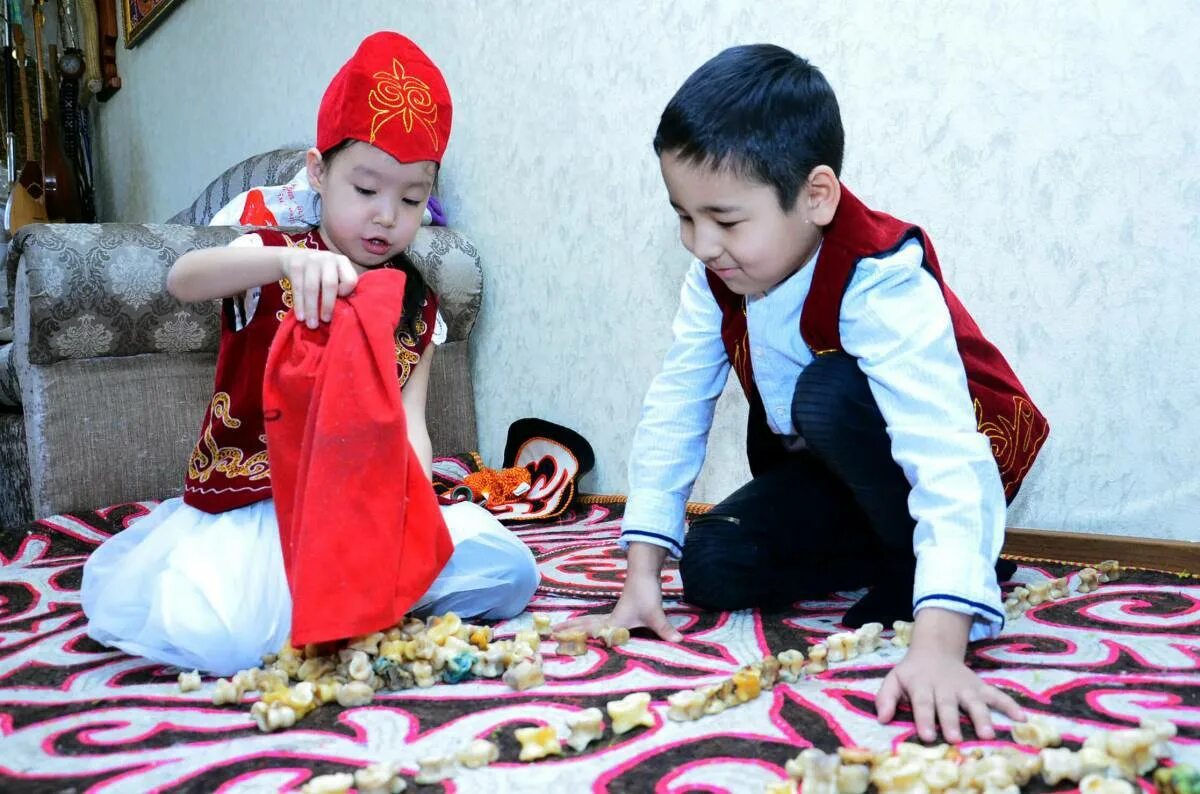 Наурыз дети. Казахские игрушки. Казахские национальные костюмы для детей. Казахские национальные игры. Балиғат жас