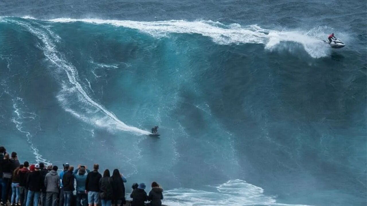 Волна 30 метров. Назаре португалия серфинг. Волна 40 метров цунами япония. Серфинг на гигантских волнах. Назаре португалия.