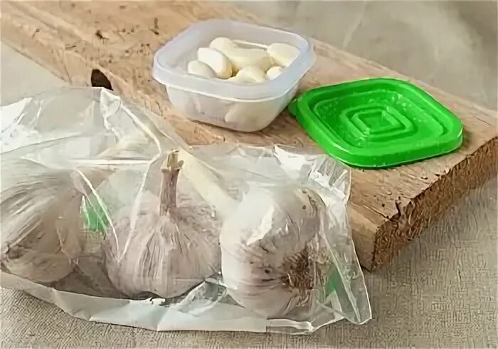 Можно заморозить чеснок на зиму. Заморозка чеснока. замороженный чеснок. чеснок заморозить в морозильнике. чесночные столбики заморозка.