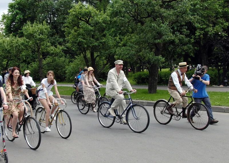 Ретро велопробег в москве. Вднх можно ли кататься на велосипеде. Леди на велосипеде. Велопрокат вднх. Вднх можно ли кататься на велосипеде.