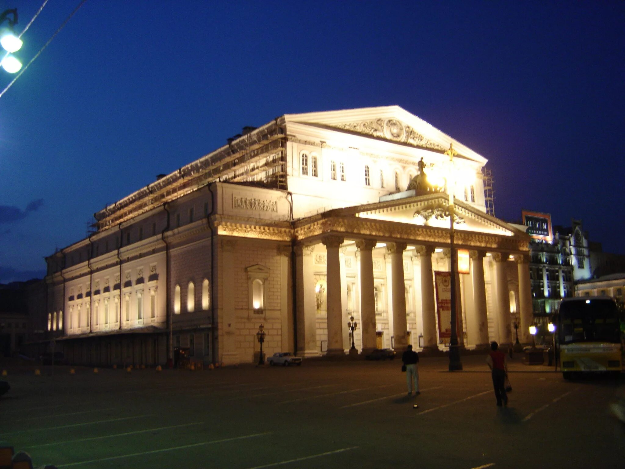 Le theatre. Государственный большой театр России. Большой Академический театр в Москве. Оперный театр Бухарест. Большой Московский театр сбоку.