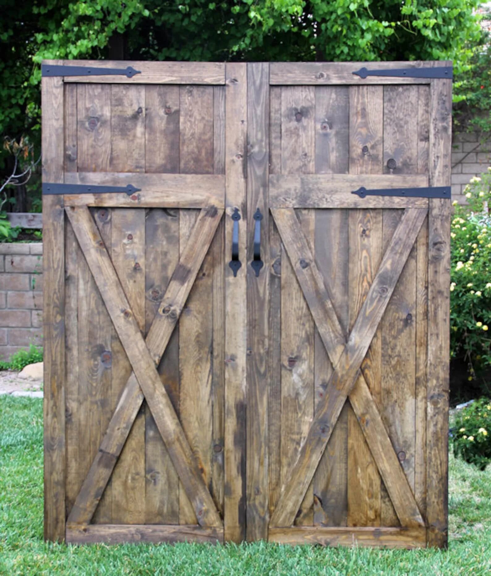 Деревянные ворота в сарай. Деревянная дверь в сарай. Дверь в сарай. Дверь для хозблока деревянная. Дверь в сарай.
