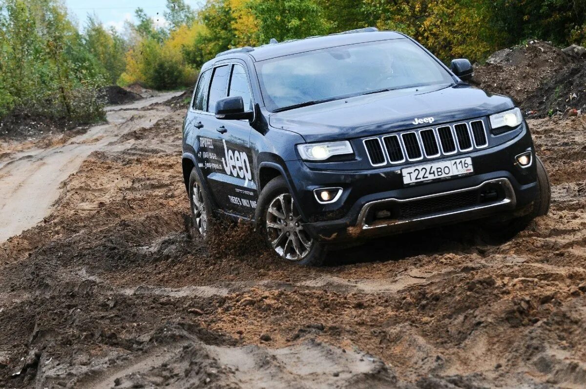 Jeep Grand Cherokee на бездорожье. Джип Чероки 2014 тест драйв. Jeep Cherokee 2014-2023. Jeep Grand Cherokee wk2 off Road.