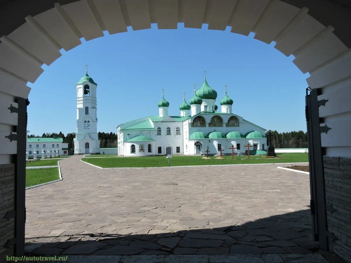 Подворье александро-свирского монастыря цветы. Свирский слобода. Свирский слобода. Старая слобода свирский монастырь. Подворье александро-свирского монастыря.