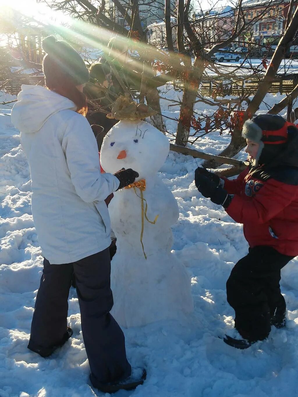 Лепить снеговика зимой. Снеговик во дворе. Дети лепят снеговика. Лепка Снеговик. Дети зимой лепят снеговика.