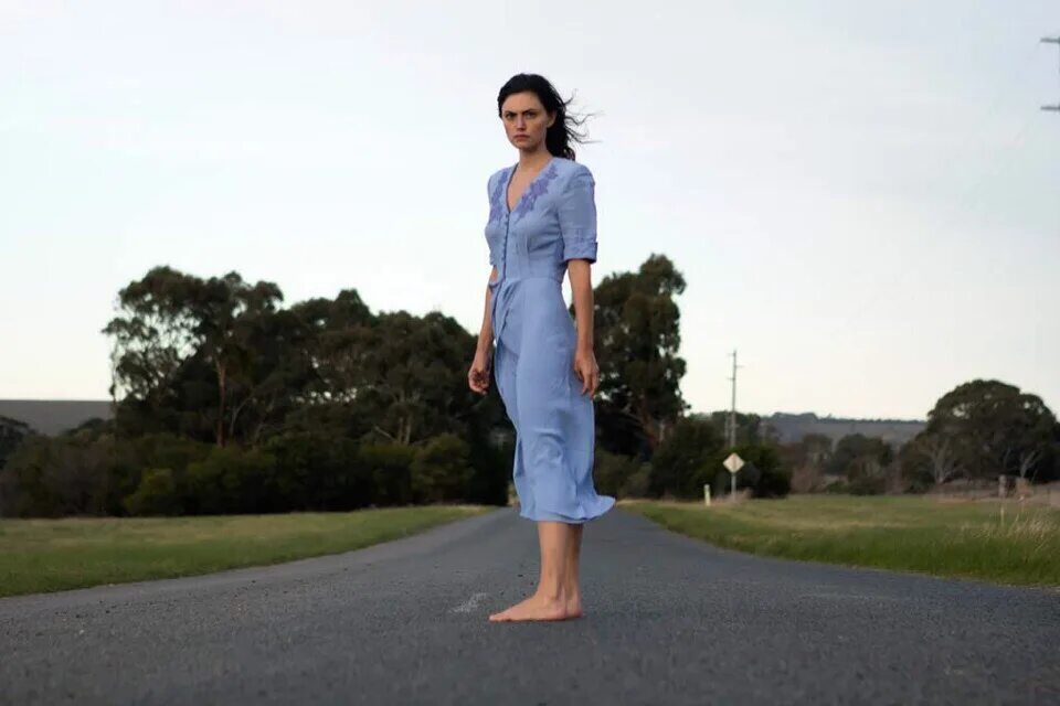 Цветение 2019 2025. Phoebe tonkin bloom. bloom 2019 сериал. цветение сериал фиби. фиби тонкин цветение.