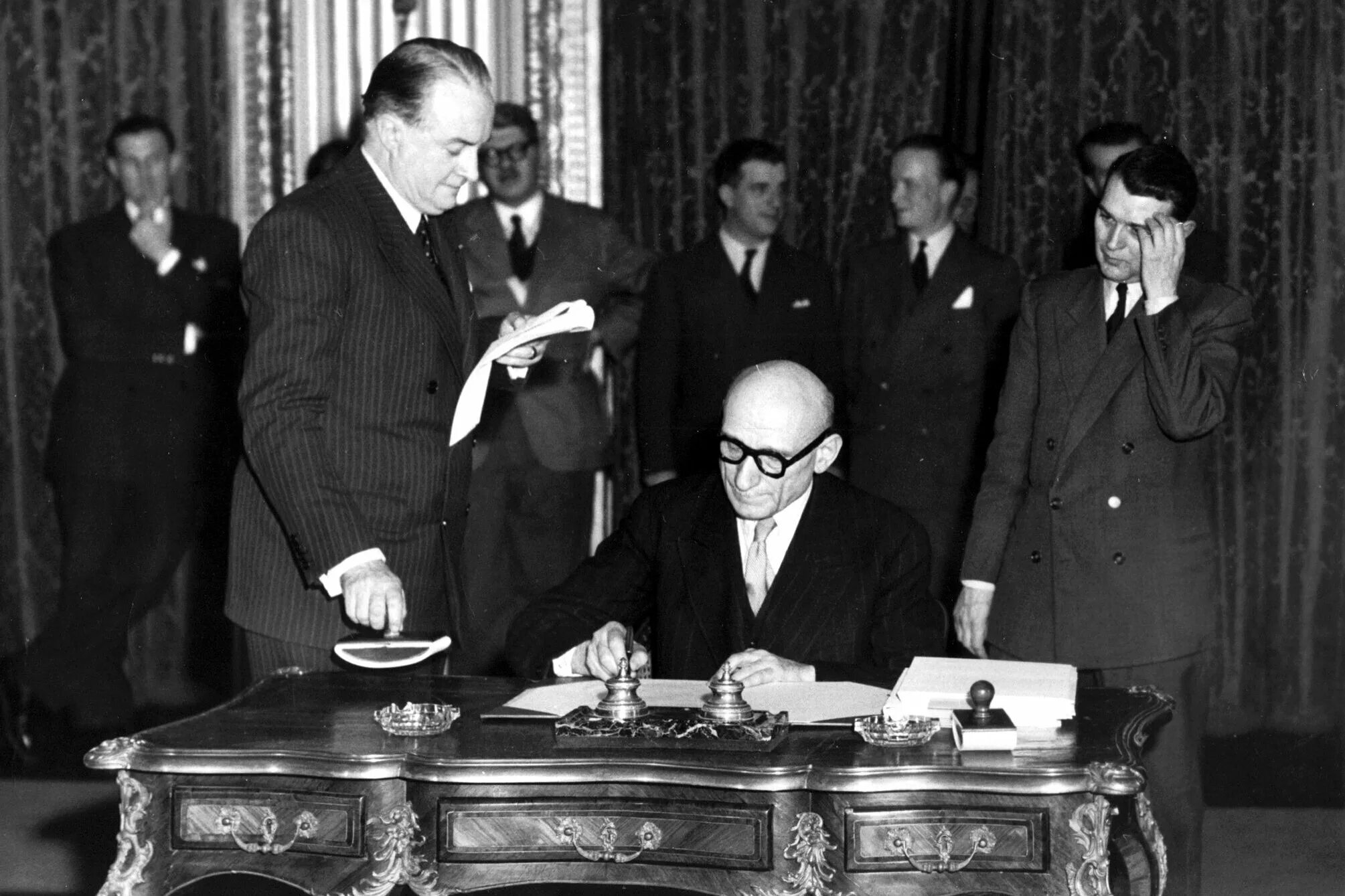 Соглашение люксембург. Роберт Шуман. Министр Франции 1950. ЕОУС 1951 год подписание. Робер Шуман министр иностранных дел Франции. Министерство иностранных дел Франции Робер Шуман 1950.
