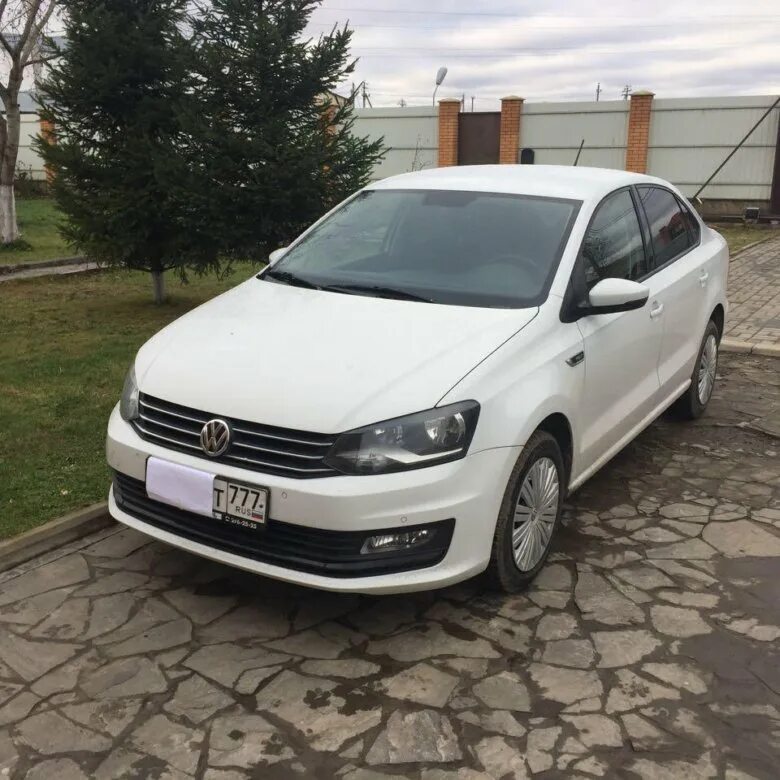 Фольксваген поло 1.6 2015г. Белый поло 2015 г. Фольксваген поло 2015г фото. Volkswagen Polo возле ворот.