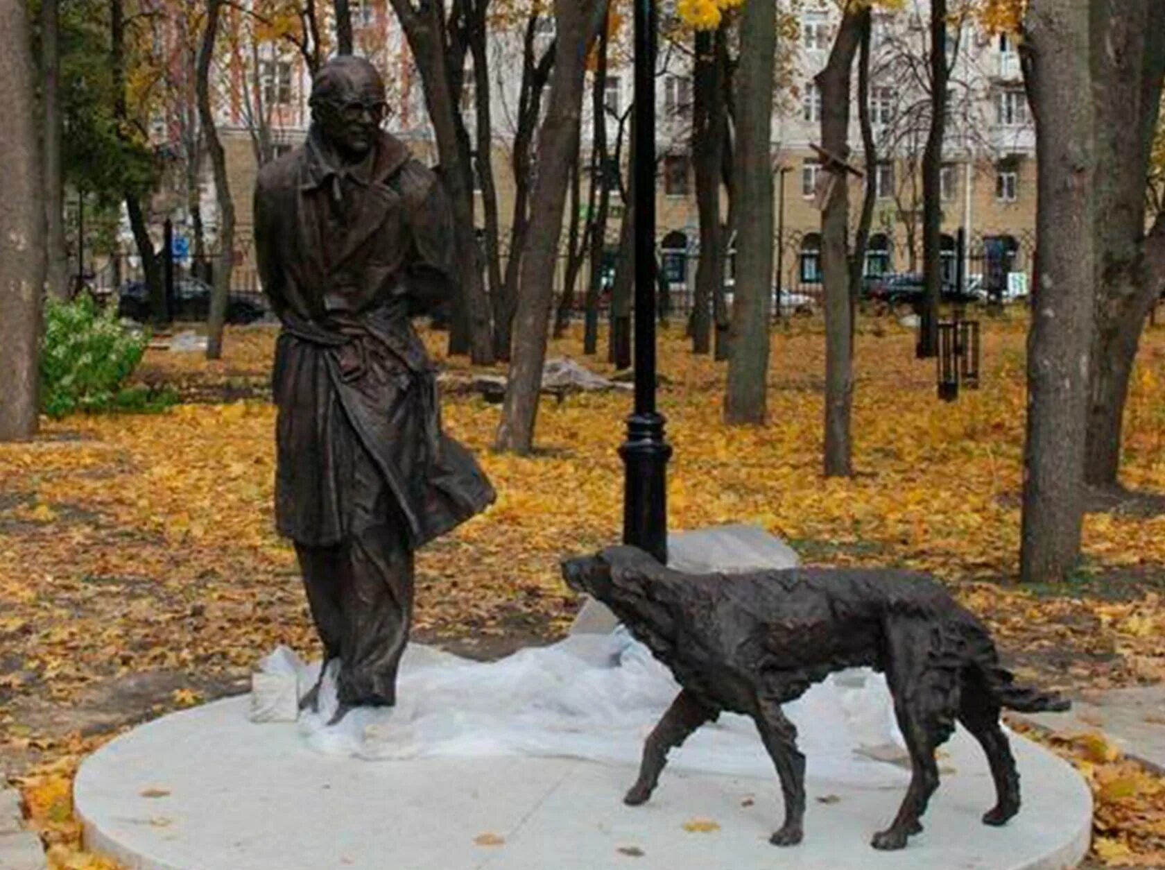 Установлен памятник писателю. Парк орлёнок Воронеж памятник. Памятник Орленку в Воронеже. Памятник Гавриилу Троепольскому в Воронеже. Памятник Троепольского в Воронеже.