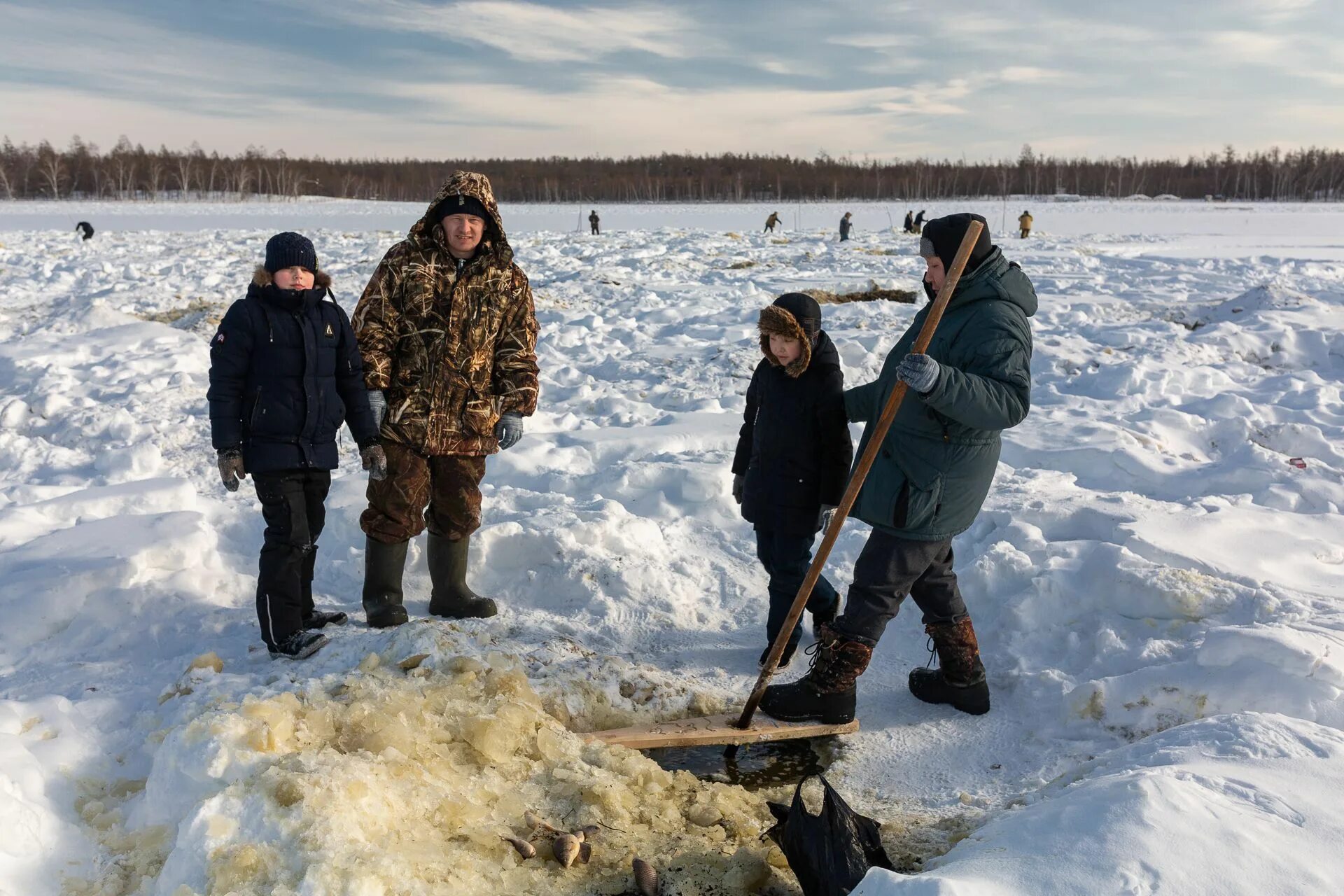 Рыбалка в Якутии. Зимняя рыбалка в Якутии. Рыбалка в Якутии зимой. Рыбалка куйуур.