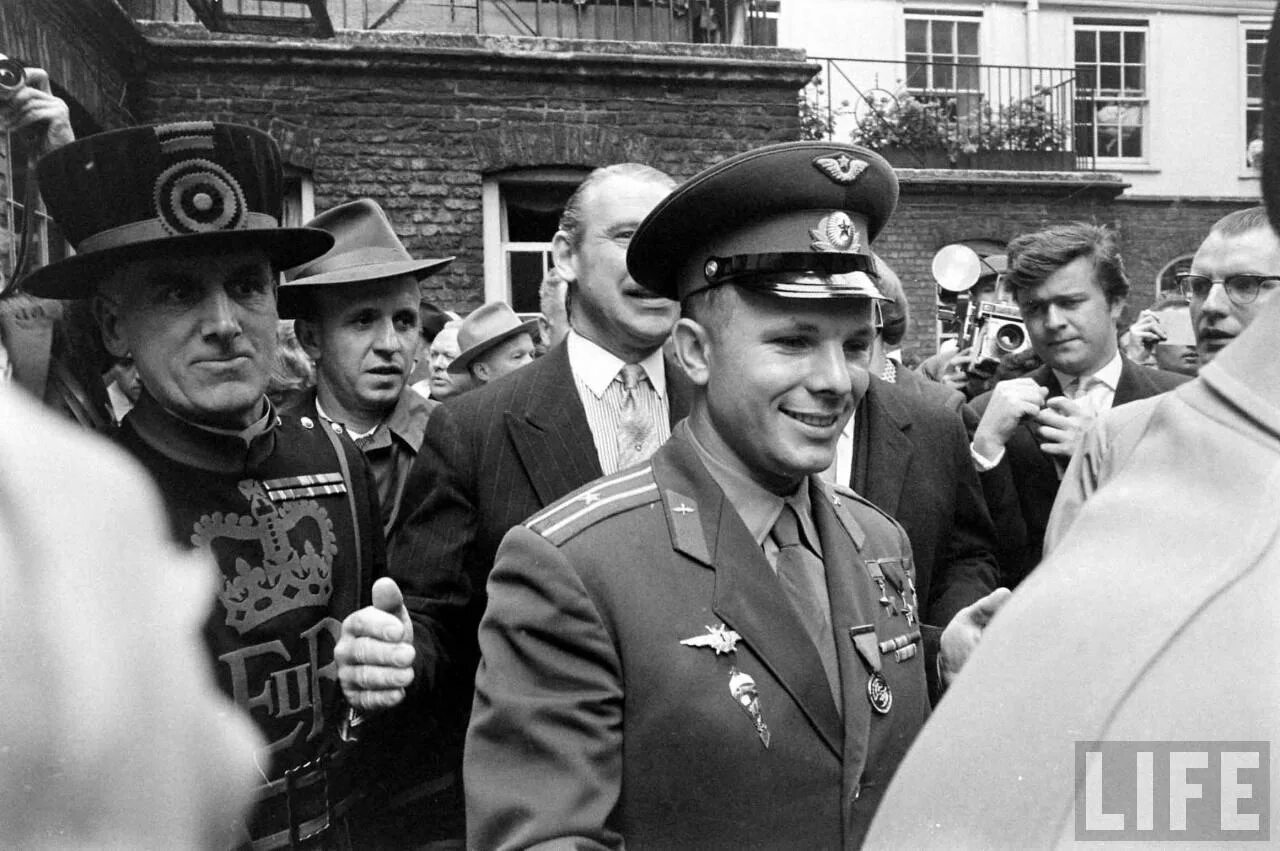 Pf he t jv. Гагарин в Лондоне 1961. Гагарин в Лондоне 1961 фото. Визит Юрия Гагарина в Великобританию.