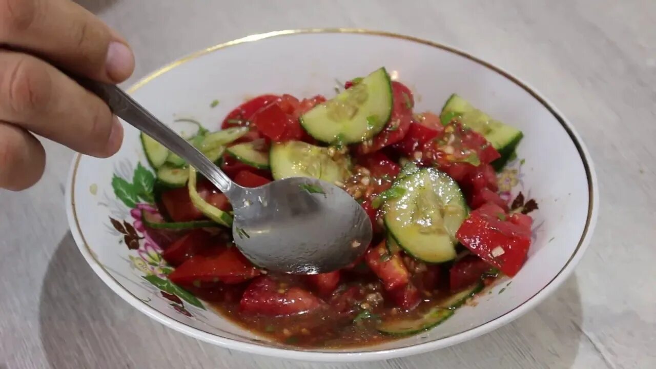 Салат из огурцов и помидоров со сметаной. Салат с рукколой помидорами и огурцами перцем. Руккола помидоры огурцы. Соус для салата помидоры с огурцами. Азиатский салат из огурцов.