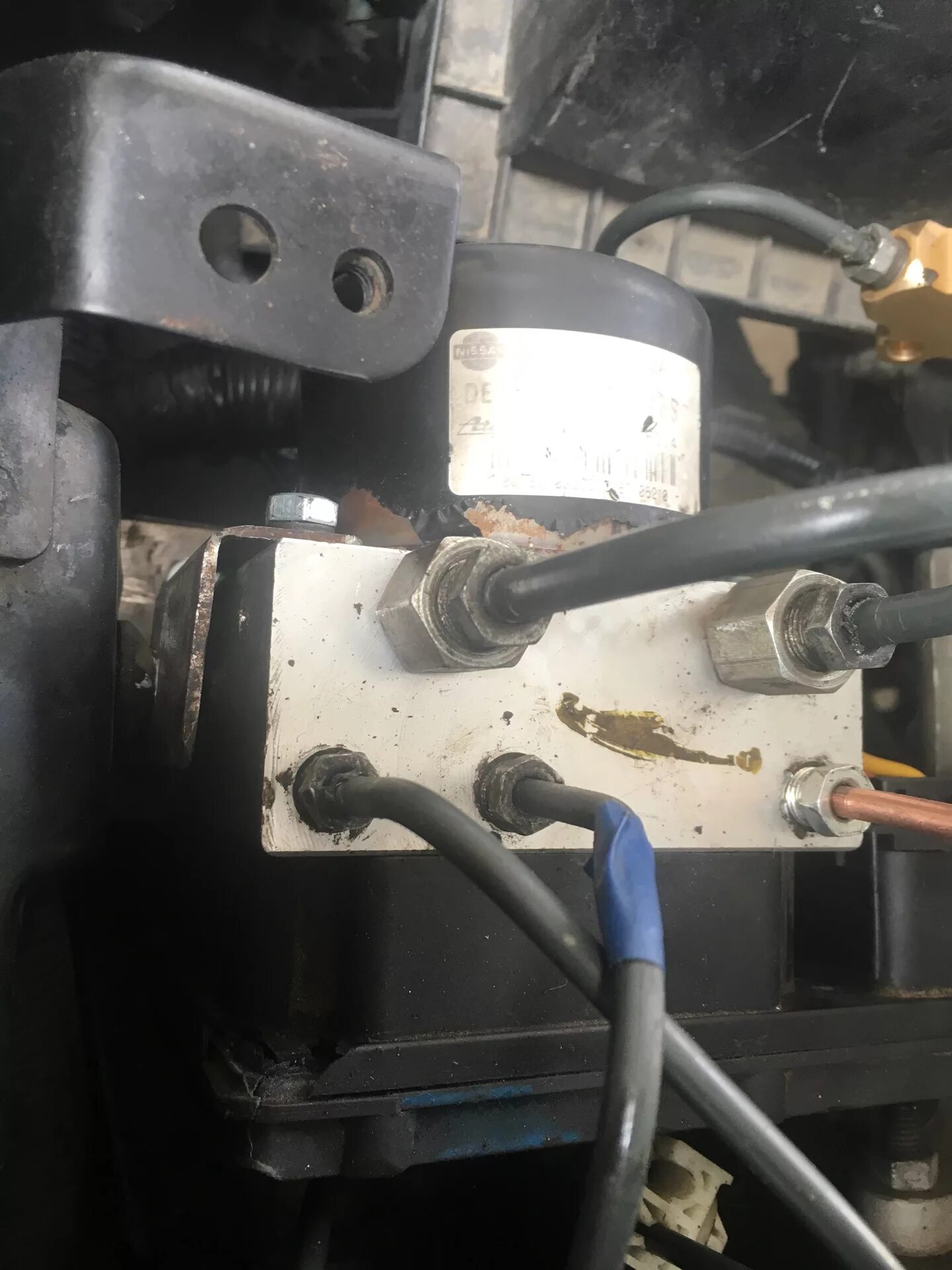 Блок управления абс ниссан кашкай j10. Nissan x-trail t31 блок абс. Где расположен блок абс на ниссан марч. Сколько блоков abs на ниссан марч. Ниссан х трейл т31 номер блока абс.