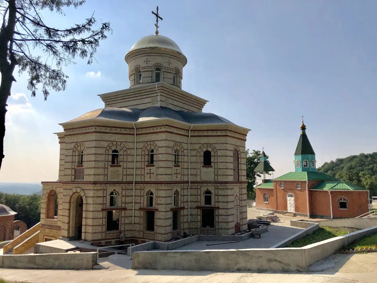 Гора бештау мужской монастырь пятигорск. Свято Успенский Второафонский монастырь Пятигорск. Второ-Афонский Бештаугорский монастырь. Второ-Афонский мужской монастырь в Пятигорске. Мужской монастырь Пятигорск Бештау.