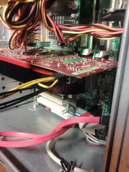 Какое питание у видеокарты. Шнур питание к видеокарте radeon hd 3850. радеон 7200 дополнительное питание. доппитание на видеокарту. подключить питание к видеокарте 3060ti.