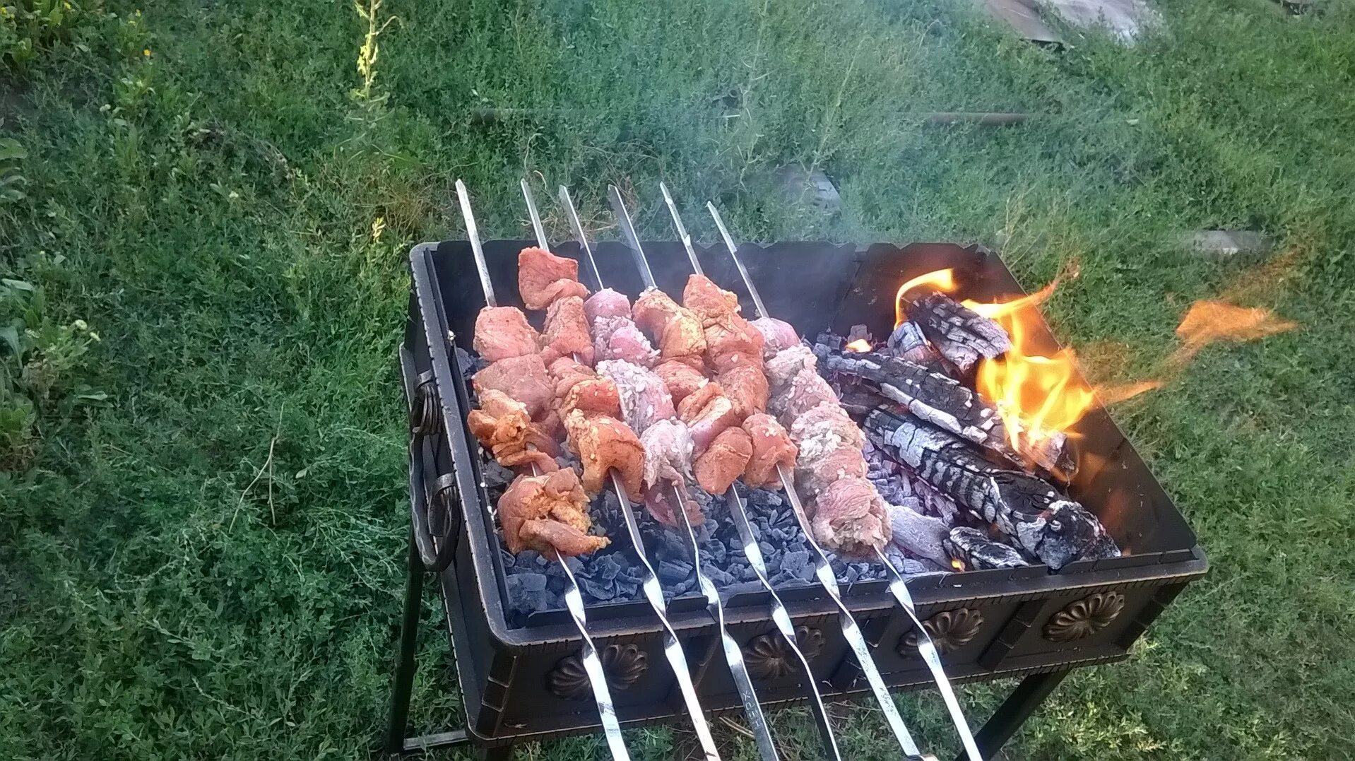 Очаг-гриль start grill. Правильный мангал для шашлыка. Шашлычные мангалы. Мангал вертикальный. Мангал из диска автомобиля для шашлыка.