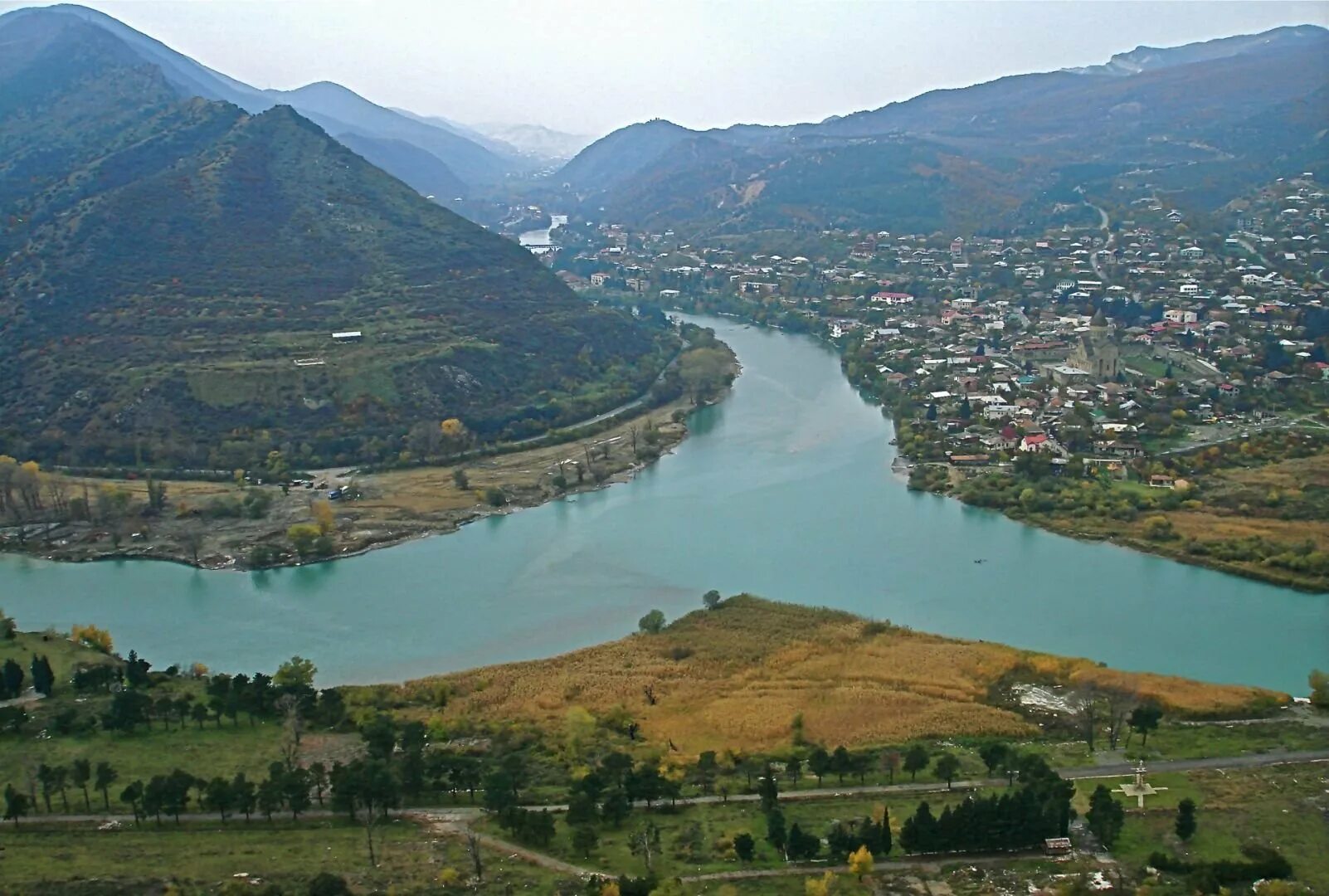 Кура грузия. Мцхета Арагви слияние. Слияние рек кура и Арагви. Арагви река в Тбилиси. Слияние Арагви и кура Грузия.