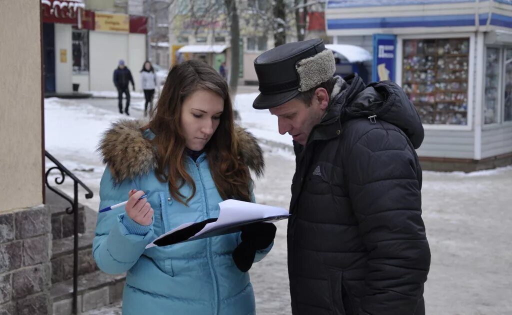 воркута молодежь. социологи проводят опрос. прохожий поучаствовавший в соцопросе 10. соцопрос на улице. прохожий поучаствовавший в соцопросе 10.