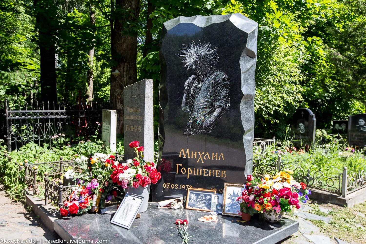 Как узнать на каком кладбище похоронен. Могила Виктора Цоя. Могила Виктора Цоя 1995. Богословское кладбище Цой.