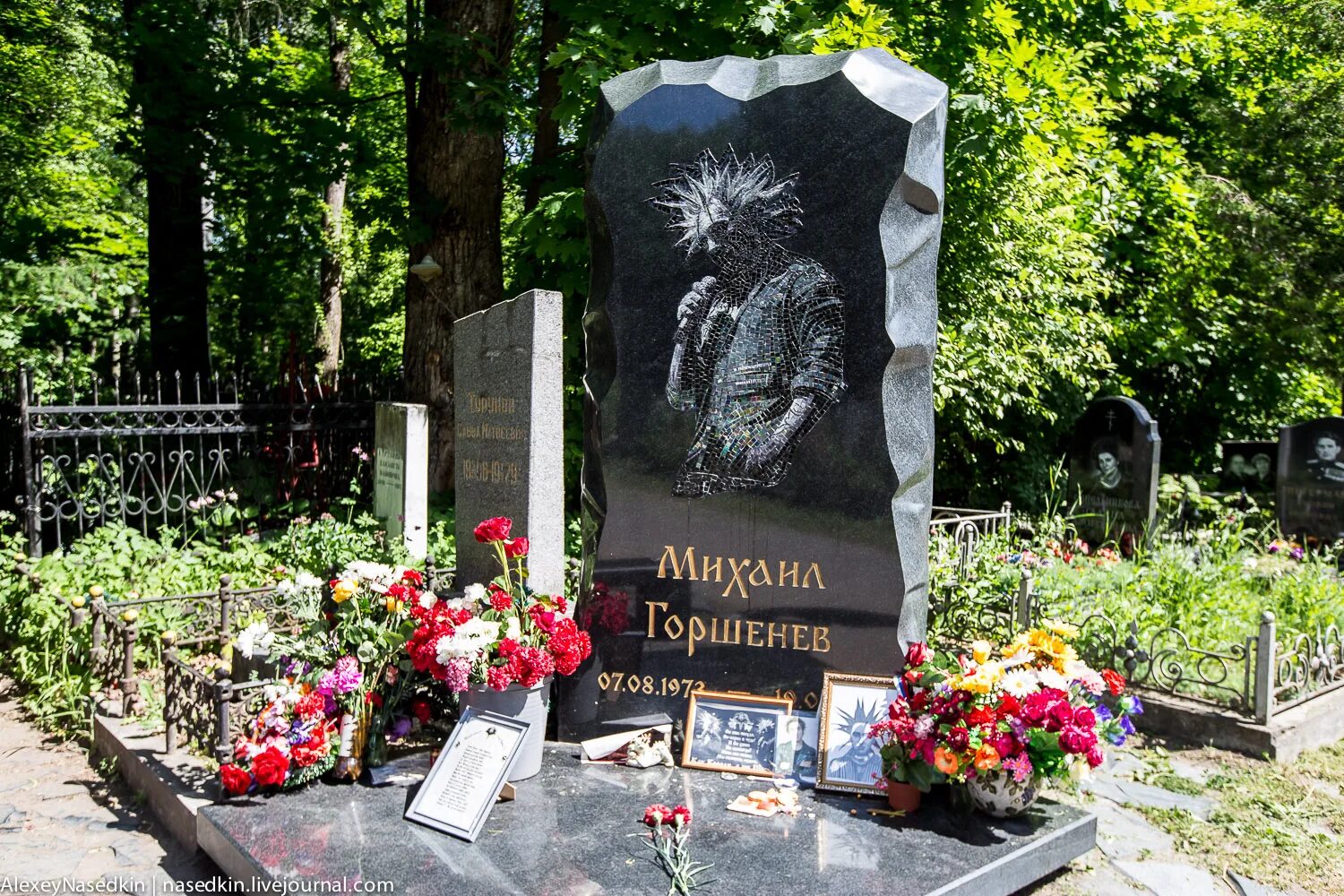 Как узнать на каком кладбище похоронен. Могила виктора цоя. могила виктора цоя 1995. богословское кладбище цой.