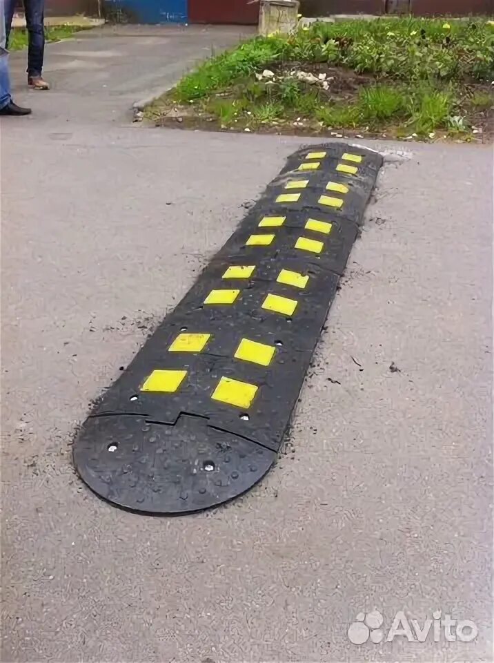 Лежачие полицейские на асфальтовой крошке. Лежачий полицейский из бетона своими руками. Лежачий полицейский бетон. Выдвижные лежачие полицейские. Лежачий полицейский.