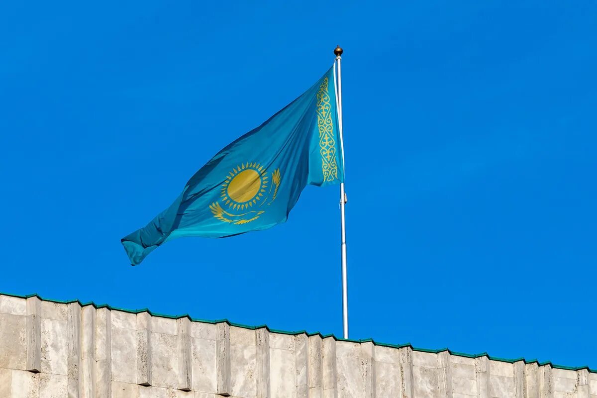 Резиденция президента Казахстана в Алматы. Правительство Казахстана Казахстан флаг. Приспущенный флаг Казахстана. Россия и Казахстан.