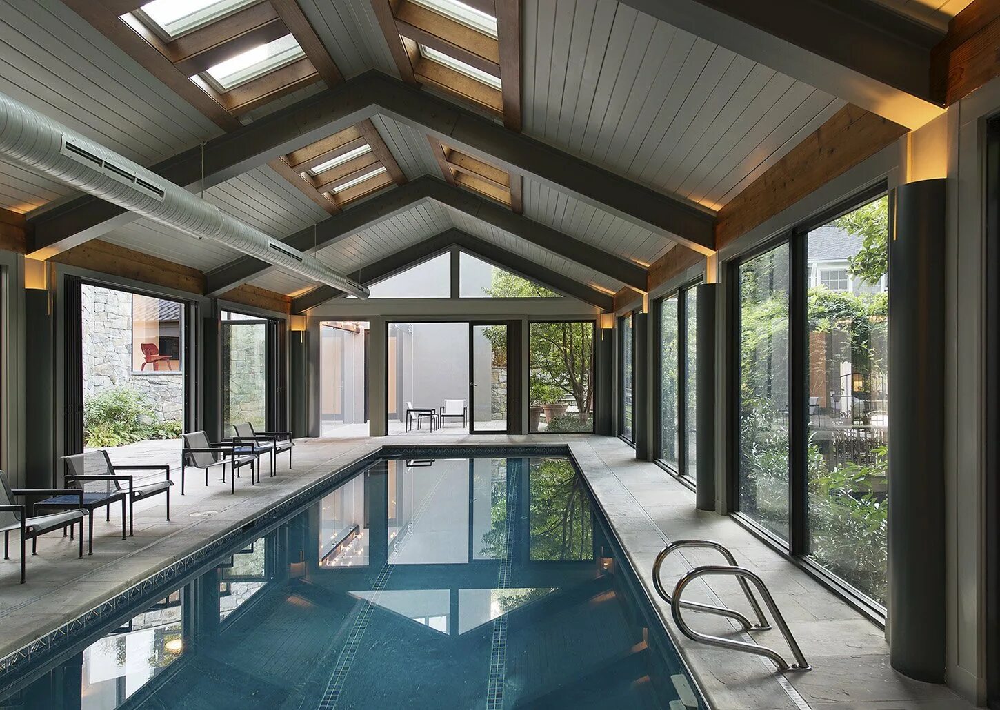 Крытый бассейн в частном доме. Дом с бассейном внутри. Бассейн в доме. Бассейн в коттедже. Дом с крытым бассейном.