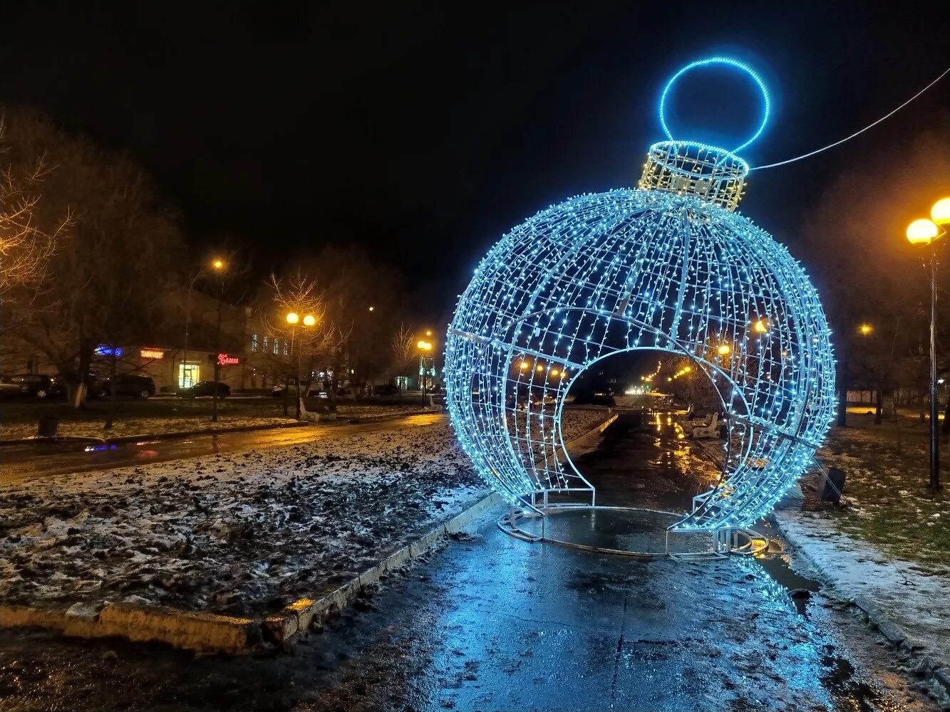 Погода украсили. Ангарск. Новогоднее украшение города. Украшение города к новому году. Украшение города к празднику.