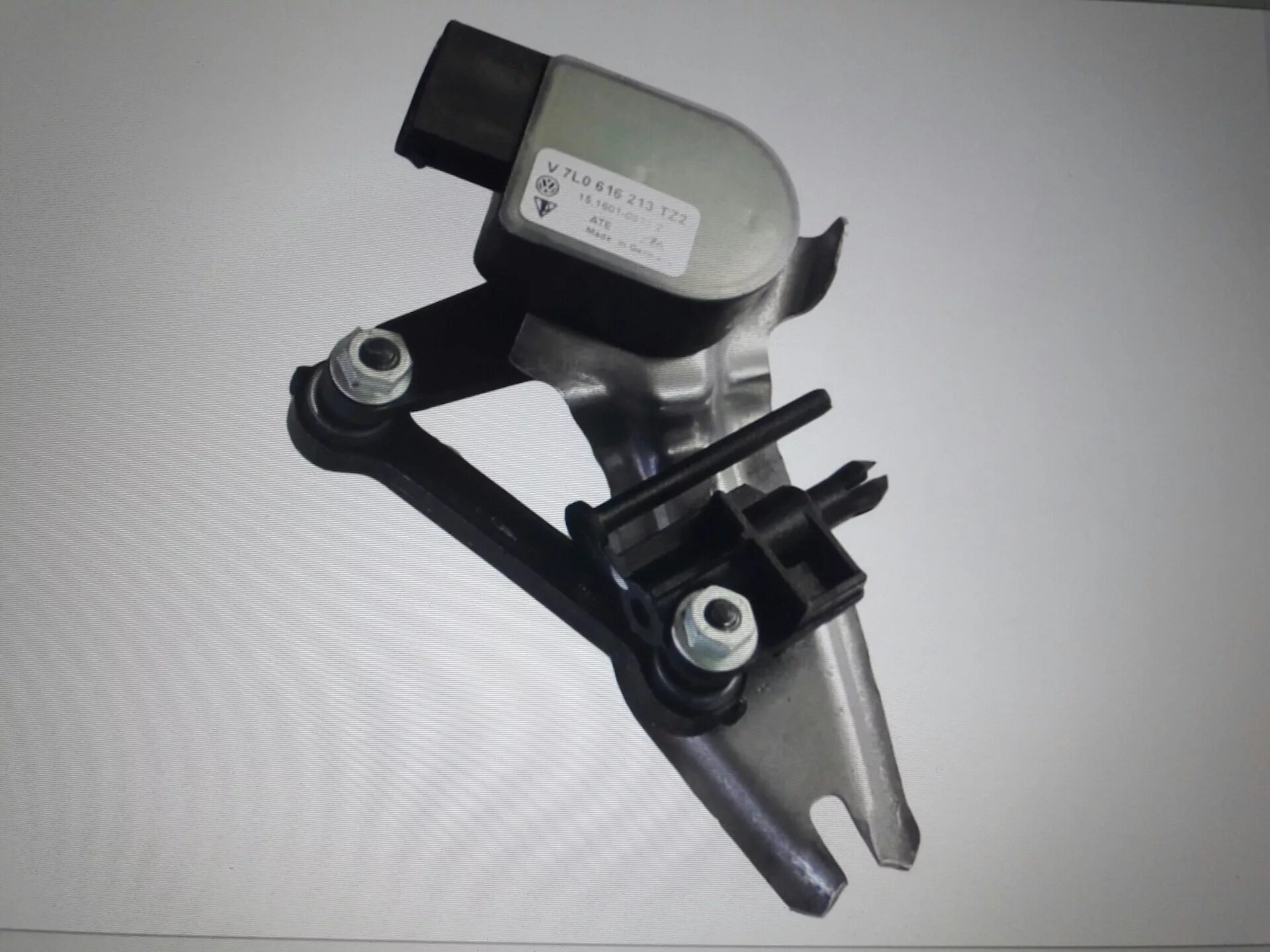 Датчик уровня кузова туарег 3. Датчик положения кузова мерседес 221 задний. 8k0941309f. Датчик уровня кузова порше. Мерседес a176 датчик уровня кузова.