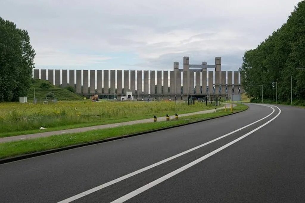 10 метровая стена. Ветровая стена. 10 метровая стена в ширину. Rozenburg нидерланды. Нидерланды на стене.