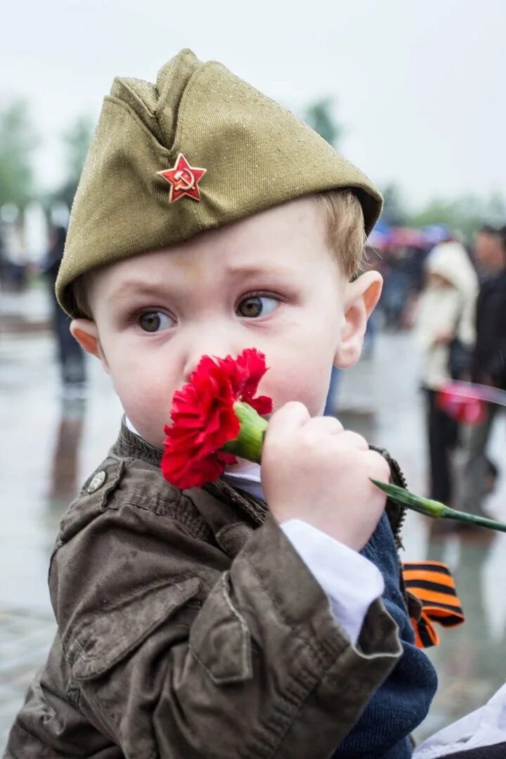 День Победы для детей. С днем Победы. Дети в военной форме. С днём Победы 9 мая картинки.