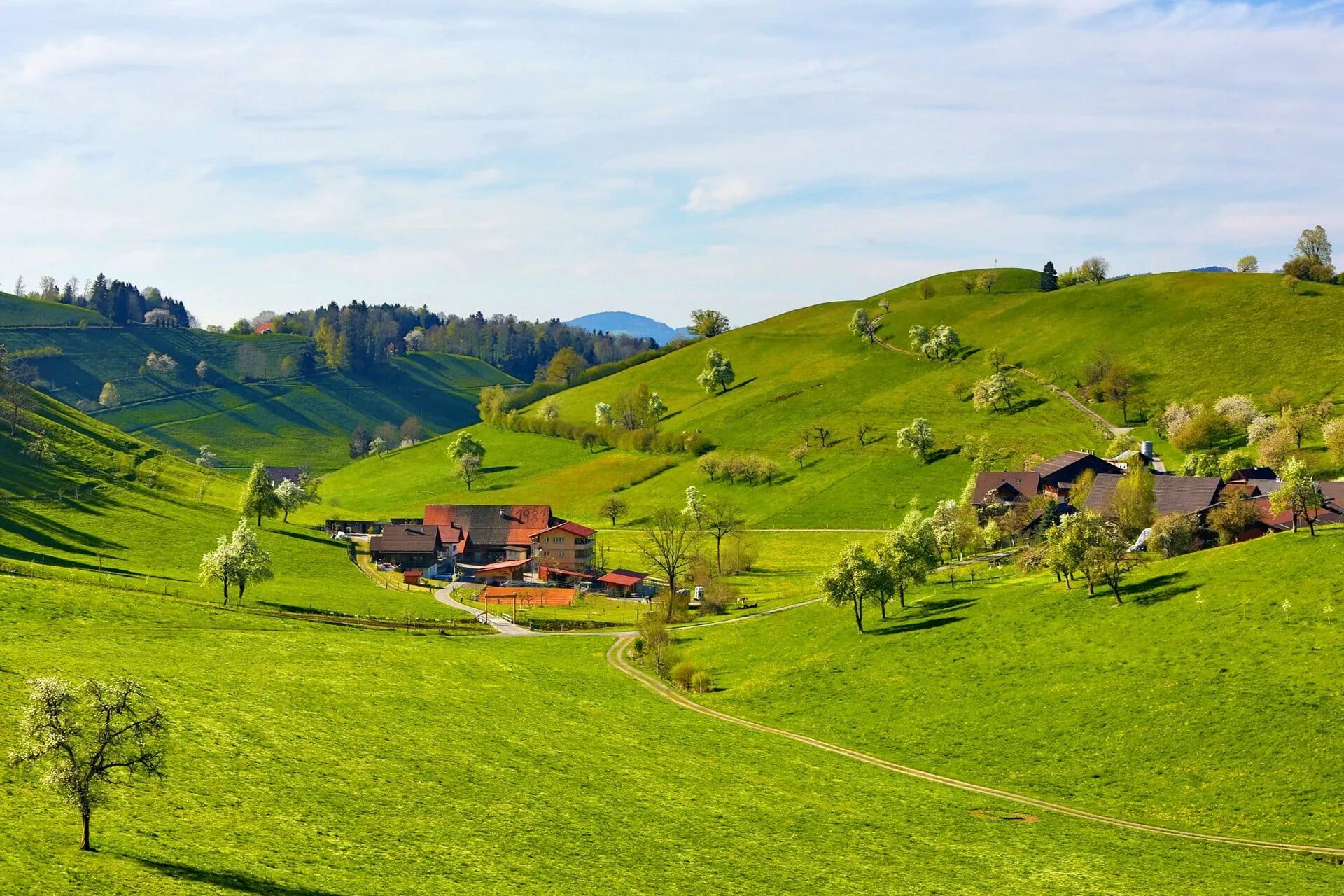 Hills village. Green Hills зеленые холмы Ирландии. Швеция Альпийские Луга. Чехия Холмистая местность. Деревня Бюзенваль Франция холмы.