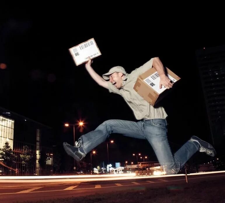 Халтура ночной. Курьер. Курьерская машина озон. Курьер. Курьерская служба доставки.