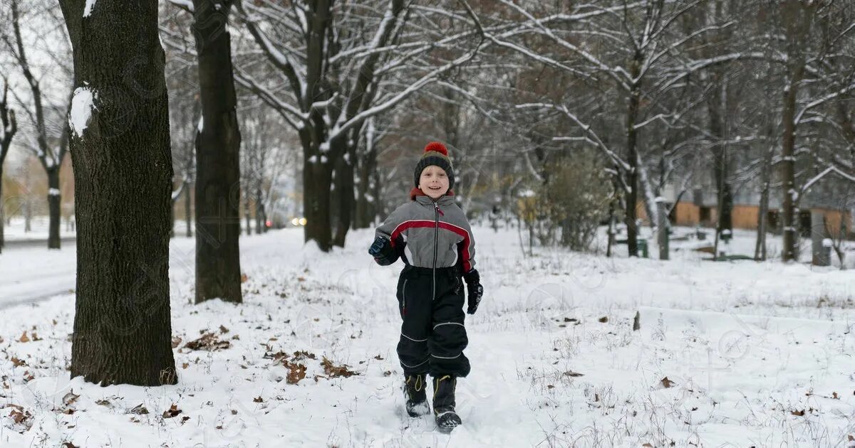 Прогулка в парке зимой. Прогулка с четырёхлетним ребёнком зимой. Мальчик гуляет. Прогулка по парку зимой мальчика.