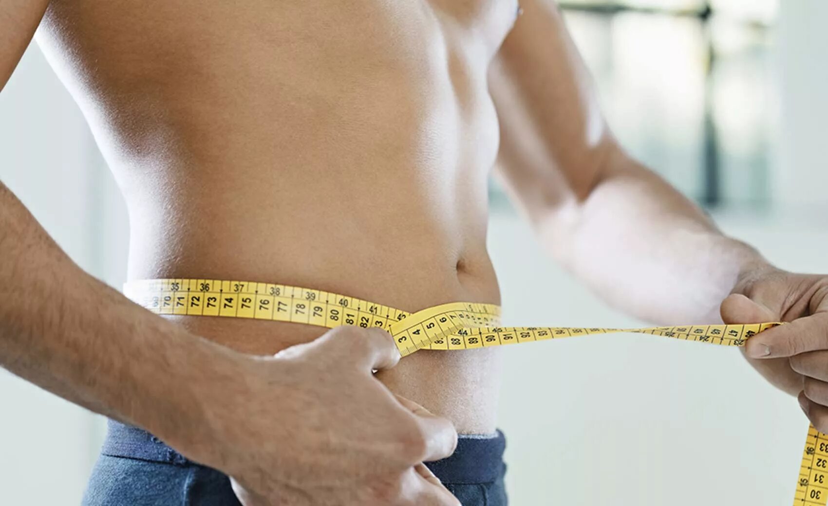 Причины похудеть мужчине. Мужчина с сантиметром на талии. Снижение веса мужчина. Талия у мужчин. Талия 90 см у мужчин.