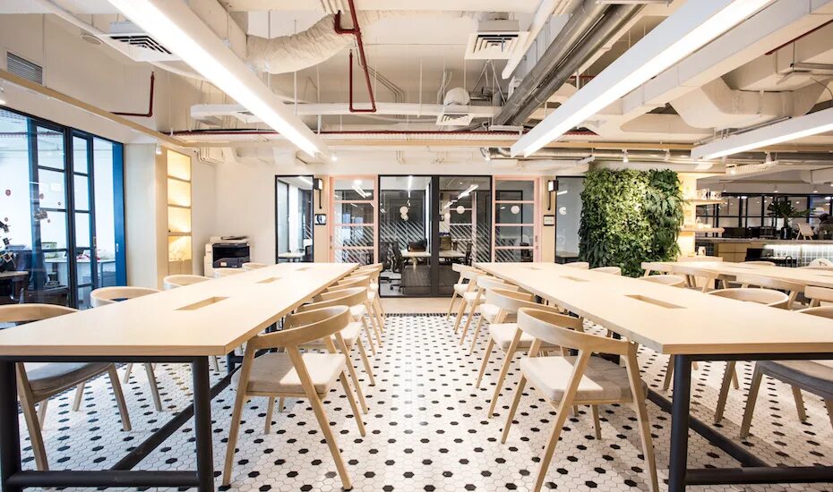 Деловая девушка. Офисный сотрудник. Go working. Go working. Работник офиса.